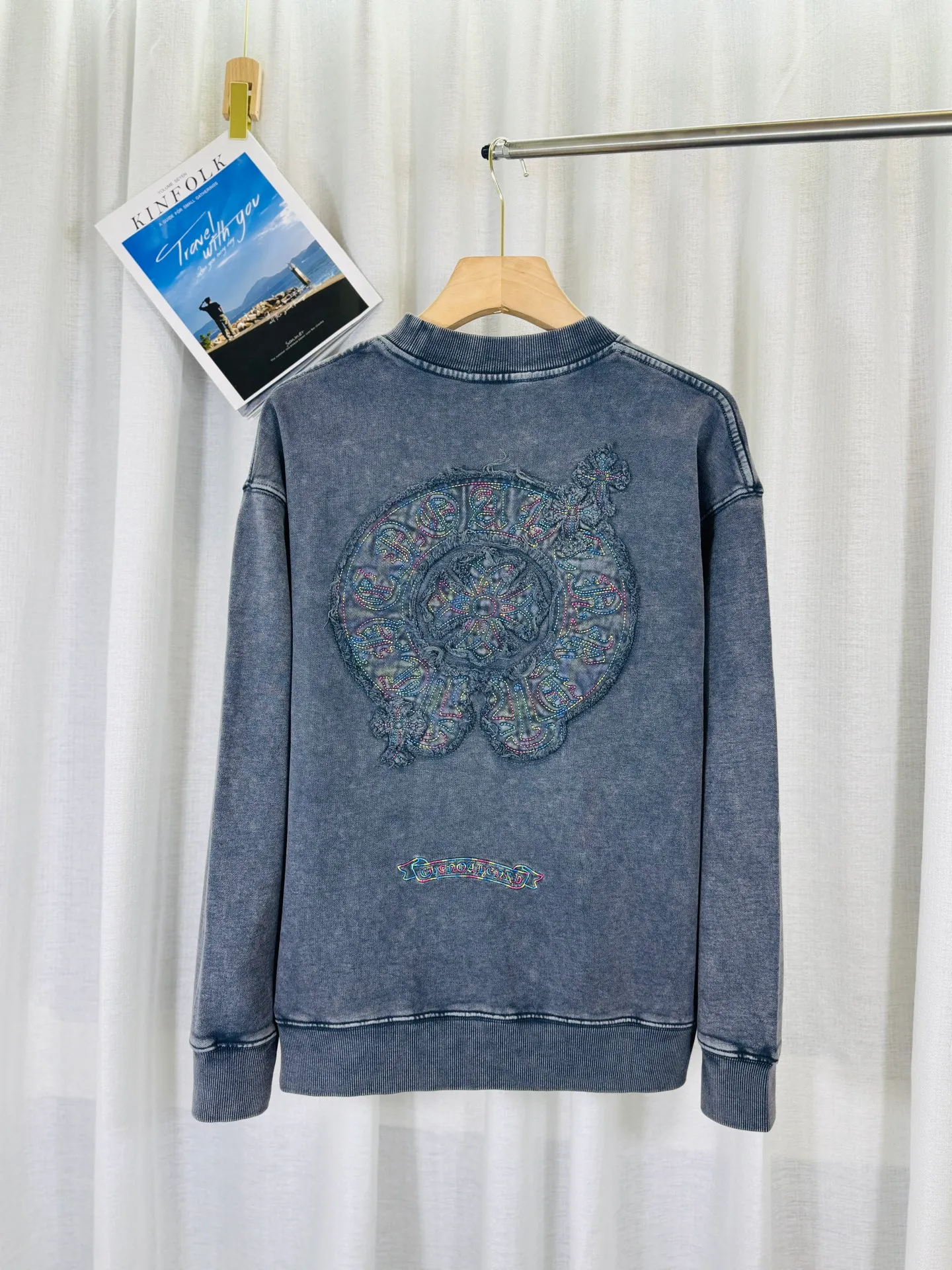 P270 top version, real shot without P, ​​different from market currency) 𝗖𝗵𝗿𝗼𝗺𝗲 𝗛𝗲𝗮𝗿𝘁𝘀/Cro Heart 2025 washed patch embroidery autumn and winter new original single counter American laser burnt 3D three-dimensional color embroidered couple casual sweatshirt 👑The highest version! Customized fabric 430g tripe terry fabric! American acid-washed and distressed original fabric laser burnt ✟appliqué embroidery and exquisite embroidery of letters! The best-selling model in the counter, very comfortable to wear. Accessories: original molded and authenticated collar label➕100% silk wash label. Genuine purchase-grade original hangtag➕matching hanging rope➕3D hanging beads➕original packaging bag. Craftsmanship: The original version has consistent wiring! The highest version of the armhole matching technique! Color: Gray Black Size: S M L XL Style No.: 9306
